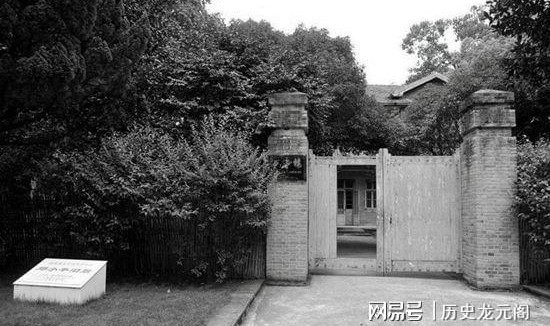 73年邓小平复出后访问韶山，午饭时点名喝茅台：为毛主席健康干杯