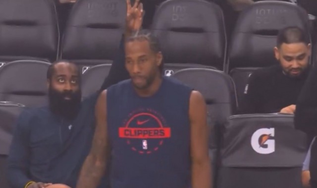 彩票开奖时间-童心未泯！小卡赛前投篮热身 哈登在其身后摆出“兔耳朵”手势