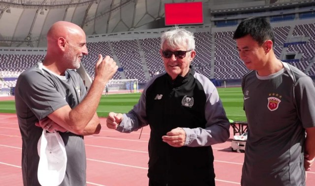 彩票开奖查询-米卢造访海港冬训，与穆斯卡特亲切交谈、拥抱寒暄