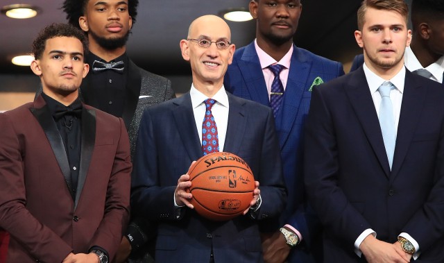 彩票开奖结果-没想到吧~2018年选秀大会照片上站中间的四个人已经两两同队了